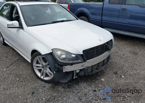 2014 Mercedes-Benz C 250 Luxury/Sport z USA, uszkodzony, nr VIN WDDGF4HB9EG240467